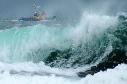 Un pesquero, camino del puerto de A Coruña