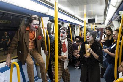 El grupo La Familia Colibrí actuando en el metro.