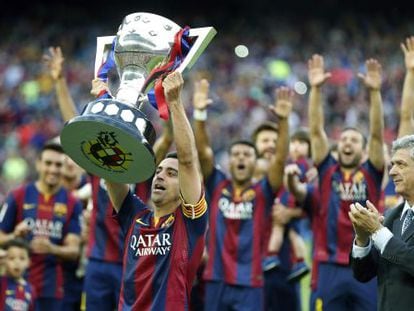 Xavi Hern&aacute;ndez, excapit&aacute;n del F.C. Barcelona, levanta el t&iacute;tulo de Liga de la temporada 2014/15.