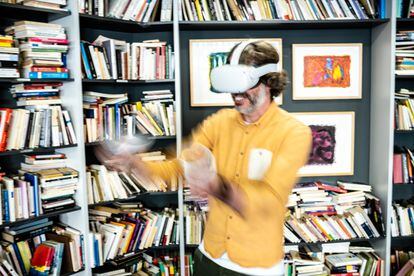 EL PAÍS editor Jordi Pérez Colomé immerses himself in the metaverse with virtual reality goggles.