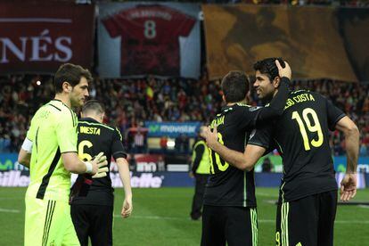 Alba y Casillas saludan a Costa antes del inicio del partido.