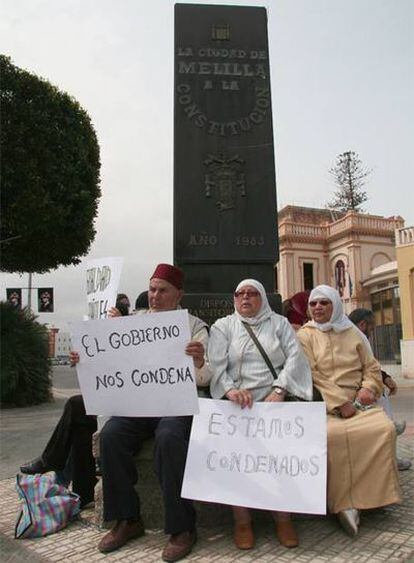 Familiares de Alí Aarraas, encadenados en Melilla.
