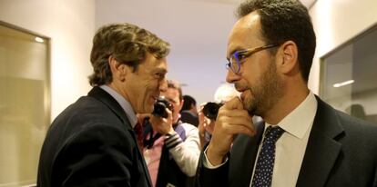Ruedas de prensa de los portavoces de los diferentes partidos tras la primera reunion de la Junta de Portavoces del Congreso de los Diputados. Rafael Hernando del PP y Antonio Hernando, del PSOE.
