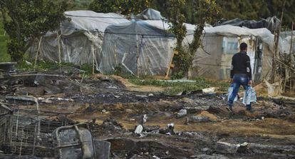 Campamento de inmigrantes en Lepe (Huelva), tras el incendio.