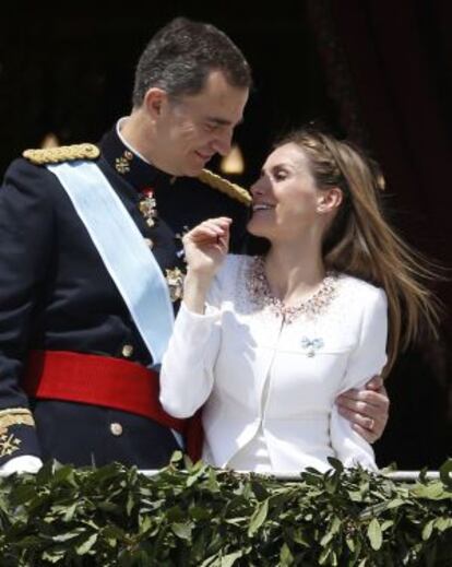 Los Reyes, en el balcón del Palacio Real.