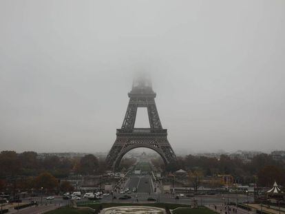 París bajo la niebla, este pasado jueves 15 de noviembre.