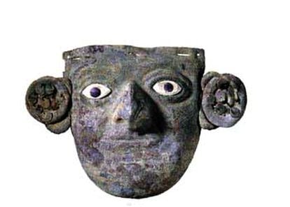 Máscara funeraria mochica de cobre (200 a. C.-650 d. C.), pieza emblemática de la exposición.