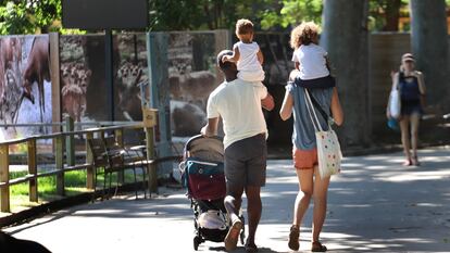 Una familia pasea por el zoo de Barcelona, en una imagen de 2020.
