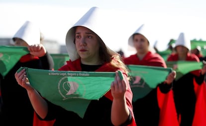 Activistas a favor del aborto muestran pañuelos verdes con el mensaje "Por un aborto legal, seguro y grauito" en Buenos Aires, el 5 de agosto de 2018. 