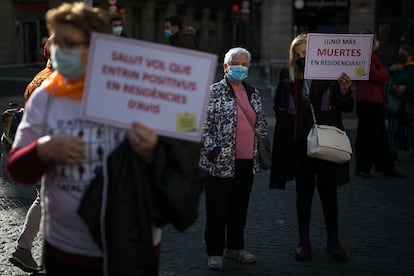 Protesta de familiares de mayores que viven en residencias por la gestión de la pandemia, el pasado diciembre en Barcelona.