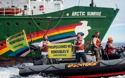 Activistas del barco Arctic Sunrise de Greenpeace en la zona de las prospecciones. 