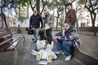 Miquel, Carlos, Carlos y John, de izquierda a derecha, en la plaza de Folch i Torres.