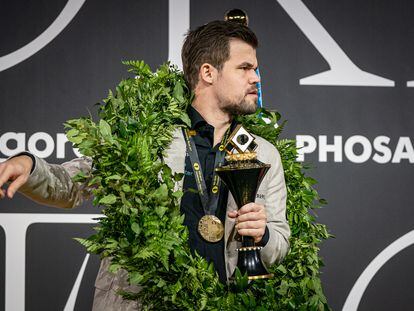 Carlsen, el domingo en Dubái, recién coronado campeón por 5ª vez