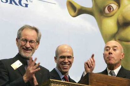 Steven Spielberg, Jeffrey Katzenberg y David Geffen, en una fotografía de archivo de octubre de 2004.