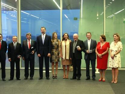 Los Príncipes, los premiados y los responsables políticos que asistieron a la gala.