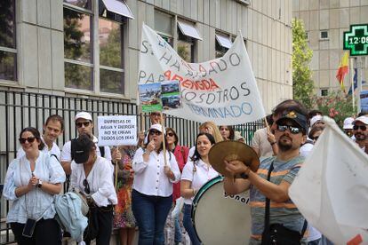 Manifestación de trabajadores andaluces de la compañía Abengoa ante la sede SEPI, en Madrid, este martes.