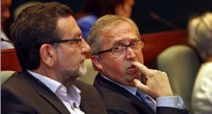 A la derecha, el concejal del PP de Torrent, Santiago Miquel, en el pleno.