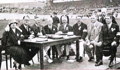 Milliat, en uno de los jurados de los Juegos Olímpicos de 1928 en Ámsterdam.