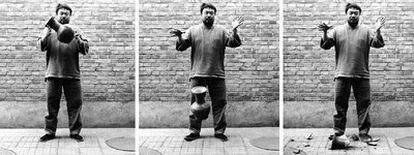 <i>Rompiendo una urna de la dinastía Han,</i> obra de Ai Weiwei de 1995.