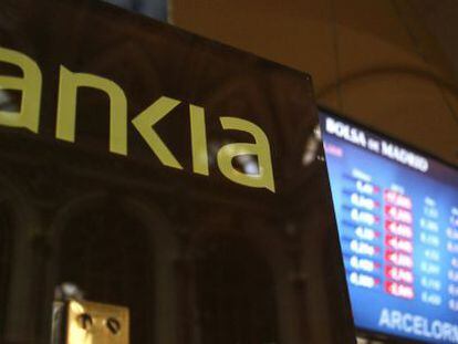 Monitores informativos en la Bolsa de Madrid, con Bankia de protagonista. EFE/Archivo