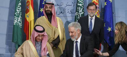 El presidente de Navantia, Esteban Garcia Vilasanchez firma el acuerdo para construir seis fragatas para Arabia Saud&iacute;.