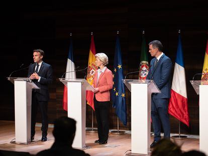 Desde la izquierda, Emmanuel Macron, Ursula von der Leyen, Pedro Sánchez y António Costa, durante la cumbre euromediterránea de Alicante, el pasado día 9.
