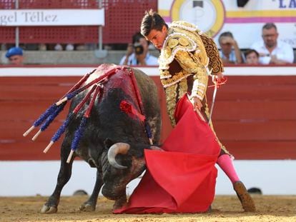Remate de Ángel Téllez ante el tercer toro de La Quinta.