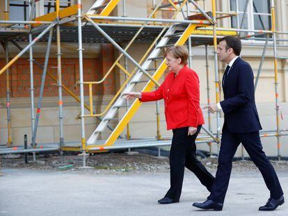 La canciller alemana, Angela Merkel, recibe al presidente franc&eacute;s, Emmanuel Macro, en Humboldt Forum. REUTERS/Hannibal Hanschke