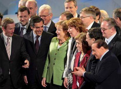 Rajoy, segundo por la izquierda, junto a  Merkel, Berlusconi y otros dirigentes del  PPE, en Varsovia.