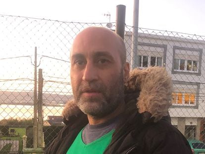 Diego Martín Barcia, el pasado 26 de diciembre junto a una pista deportiva de Fene (A Coruña).