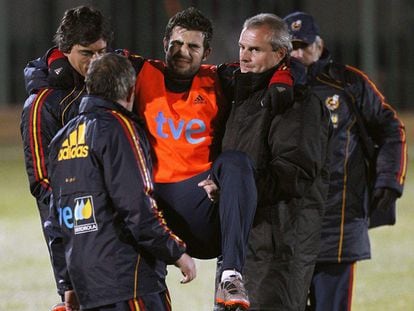 Raúl Albiol, retirado por técnicosde la selección española tras su lesión en el entrenamiento.