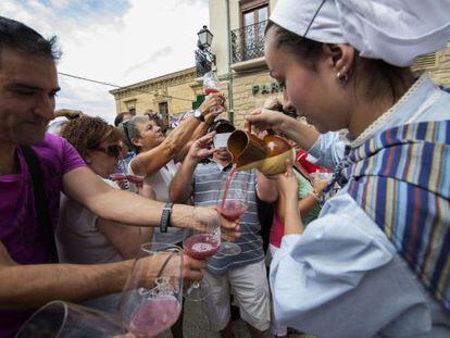 Tras la pisada de la uva los asistentes a la 21 edición de la tradicional Fiesta de la Vendimia de la Rioja Alavesa prueban el primer mosto. 