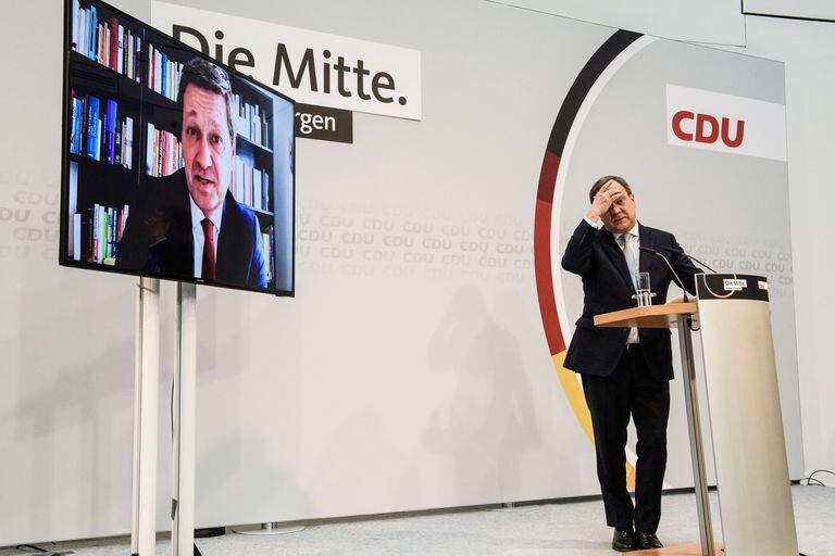 El presidente de la CDU, Armin Laschet, escuchó el lunes el discurso de Christian Baldauf, líder del partido en Renania-Palatinado.