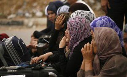 Palestinas esperan para salir de Gaza hacia Egipto por el paso de Rafah.