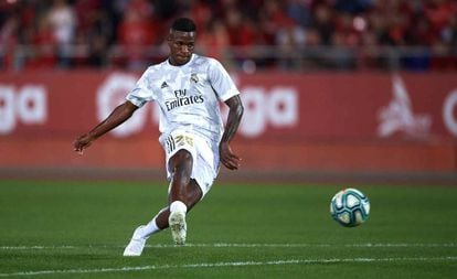 Vinicius, durante el calentamiento del Real Madrid antes del partido ante el Mallorca.