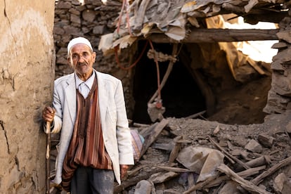 Mohamed Ait-Ufkir posa entre las ruinas de Zrit. Ha vivido muchos temblores a lo largo de sus 85 años. "Jamás viví un terremoto tan intenso como este", recuerda.