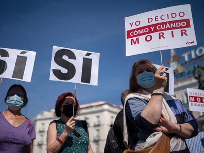 Activistas de la asociación Derecho a Vivir Dignamente se concentran para celebrar la entrada en vigor de la ley de la eutanasia en la Puerta del Sol en Madrid.