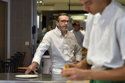 El cocinero franc&eacute;s Sebastien Bras en la cocina de su restaurante Le Suquet, el pasado mes de septiembre. 