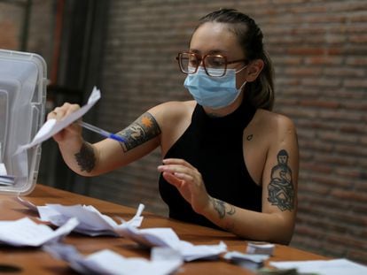 Una funcionaria cuenta los votos durante la noche de elecciones, el pasado 21 de noviembre, en Santiago de Chile.