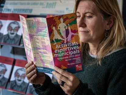 Una mujer lee un folleto en valenciano en el Ayuntamiento de Picanya.