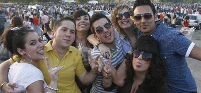 Asistentes a un 'botellón' en Sevilla en 2009.
