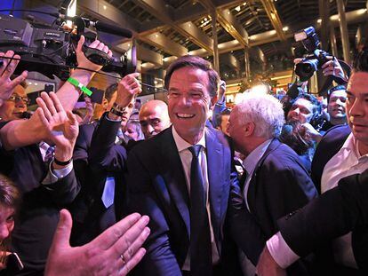 El primer ministro holandés, Mark Rutte, celebra la victoria con sus seguidores en la fiesta del partido liberal VVD, en La Haya.