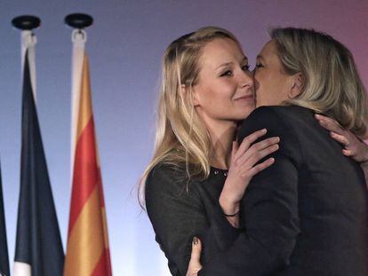 Marine Le Pen abraza a su sobrina y l&iacute;der del partido del sureste, Marion Mar&eacute;chal-Le Pen en un mitin en Niza.