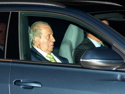 El rey emérito, Juan Carlos I, a su salida del Palacio de El Pardo de Madrid, la noche de este martes.