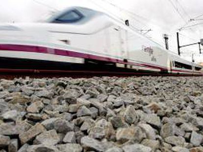Imagen de uno de los trenes de alta velocidad (AVE) que une Madrid y la Comunitat Valenciana. EFE/Archivo