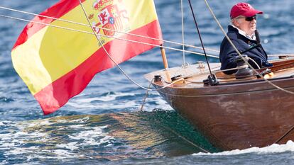 Juan Carlos I, en una regata en el barco 'Galant', el 17 de abril de 2016, en Sanxenxo.
