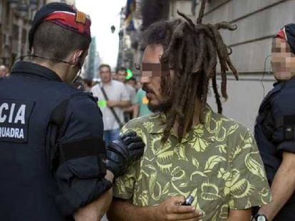 Una patrulla de los Mossos procede a la identificación de un hombre en el casco antiguo de Barcelona. 