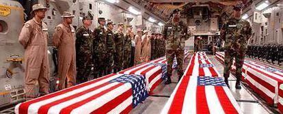 Imagen sin datar de ataúdes de soldados muertos en combate, en un avión en la base de Dover (Delaware).