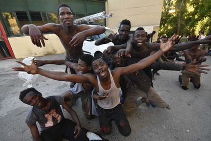 Migrantes celebran haber conseguido llegar a Ceuta. 