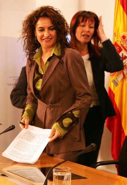 María Jesús Montero (izquierda) y Micaela Navarro.